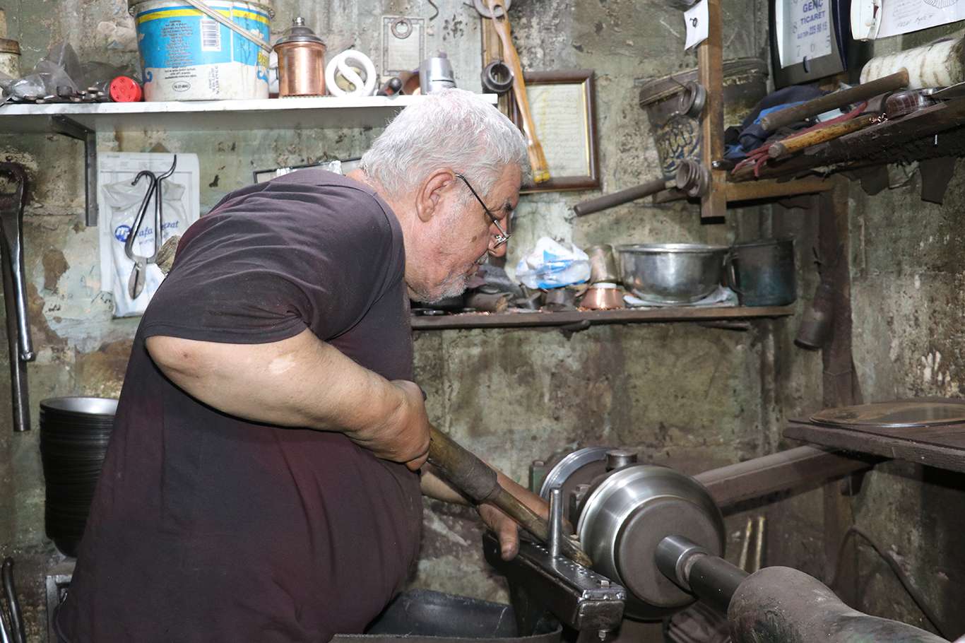 Bakır işleme sanatını yarım asırdır sürdürüyor